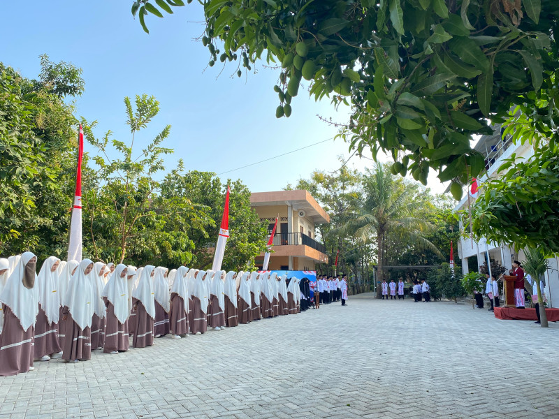 Pondok Modern Darul Islam Gelar Upacara HUT RI ke-81