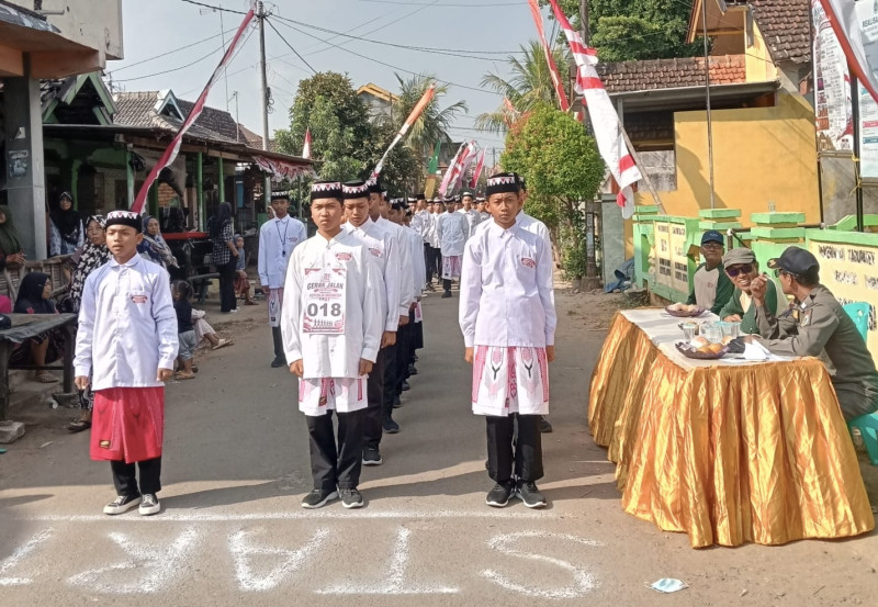 Santri Tingkat Wustho Darul Islam Ikuti Gerak Jalan Desa Sidomukti